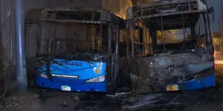 Extorsionadores incendian dos buses de empresa ‘La Estrella’: conductores eran amenazados por 3 bandas criminales