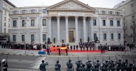 El izado de la bandera ante la Puerta de los Leones abre la celebración institucional del Día de la Constitución