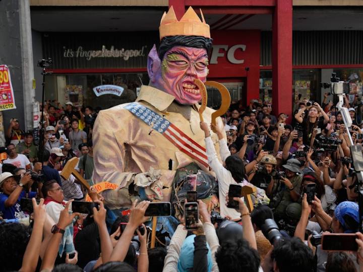 Thousands in Philippines protest corruption, demand return of stolen funds