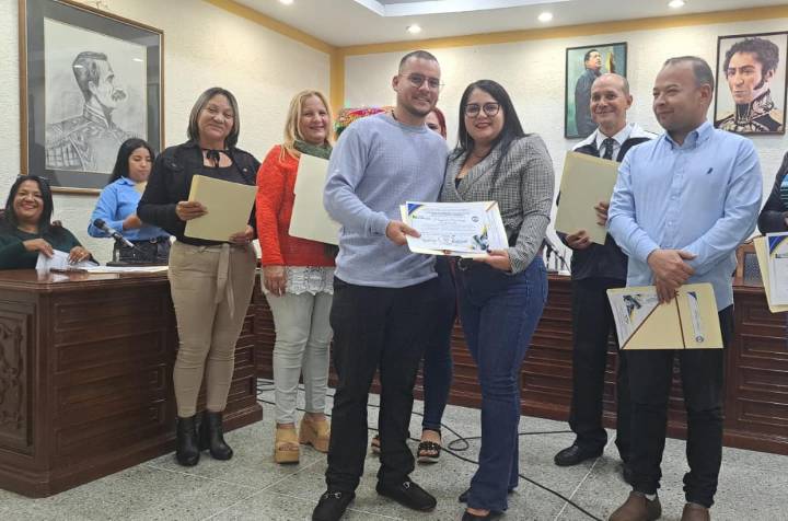 Zamora reconoce a los locutores en su día