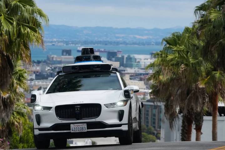 Mujer da a luz en taxi autónomo; así ocurrió el inusual caso