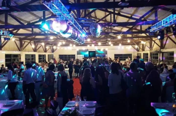 Familias de los estudiantes de seis colegios organizaron una fiesta de egresados y fueron estafados