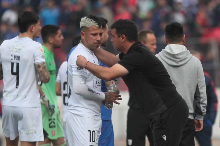 El segundo máximo artillero del fútbol chileno queda libre: interesa en dos clubes de Santiago