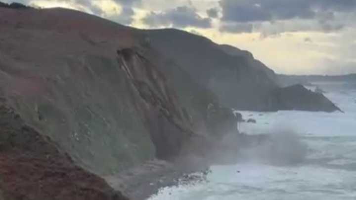 El temporal provoca un espectacular desprendimiento en los acantilados de Campelo, en Valdoviño