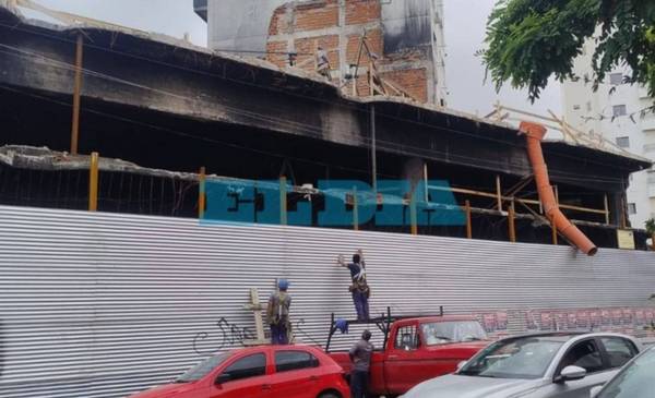 Tras retirar los electrodomésticos, reanudan las tareas en el depósito incendiado en La Plata