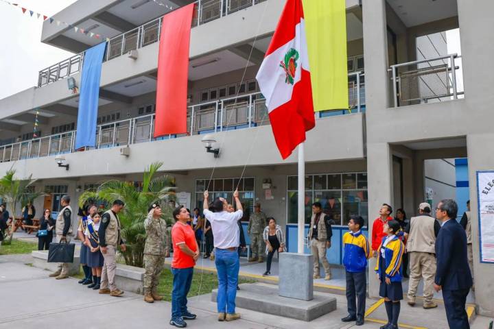 Presidente José Jerí lidera izamiento de la bandera en IEP José Buenaventura de Cañete