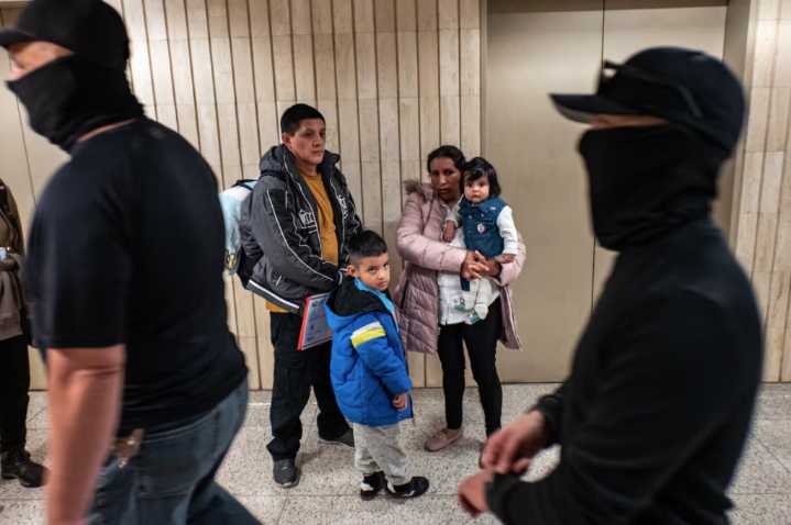 Las redadas del ICE disparan el absentismo escolar y traumatizan a los niños: “Les han obligado a dejar atrás su infancia”