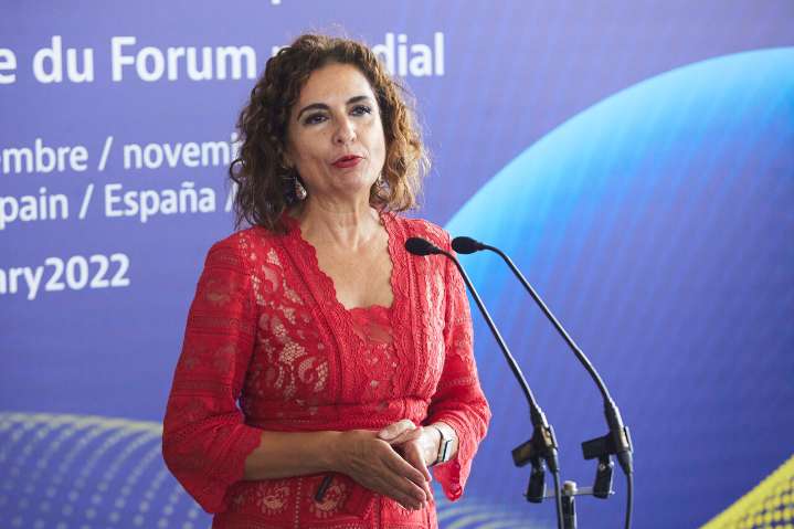 Montero critica a Moreno por minimizar el impacto del cáncer en las afectadas y destaca que cada vida tiene importancia