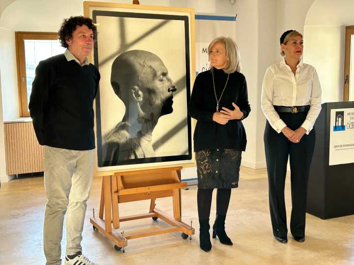El Museo de Cáceres expone la obra 'Homenaje al sida' del cacereño Genín Andrada en el Día Mundial del Sida