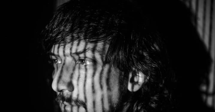 León Larregui activa cuenta regresiva para su disco ‘Manifiesto de un Tremendo Delirio’