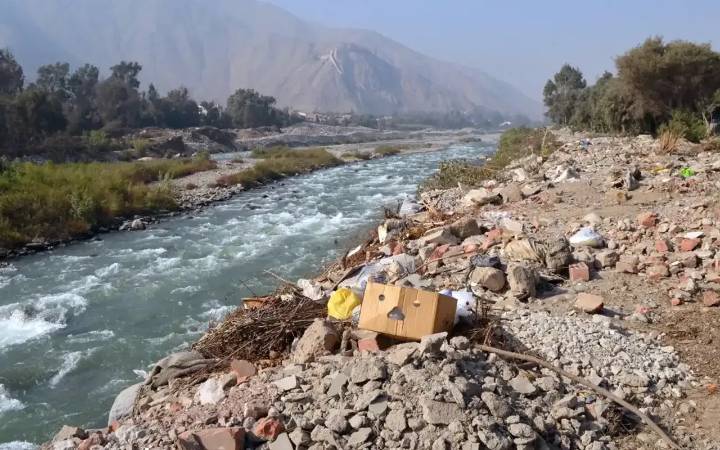 Saludan nueva norma que sanciona con cárcel a quienes arrojen basura a los ríos