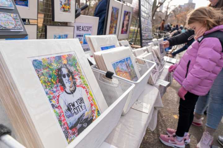 "John vive": cientos de fans recuerdan a Lennon 45 años después de su muerte en Nueva York