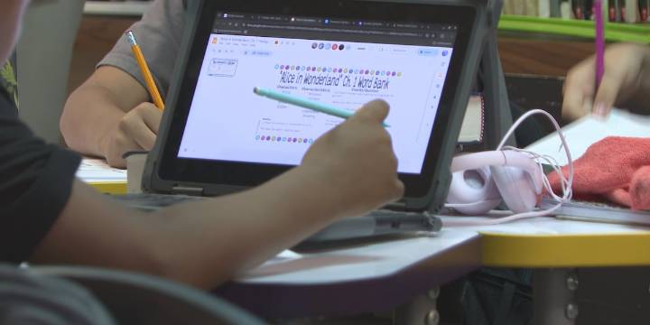Computers out, cursive in: Missouri lawmaker proposes bill to cut screen time, return to paper
