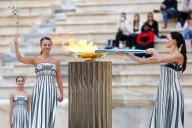 La llama olímpica deja Grecia y pone rumbo a Italia para Milán