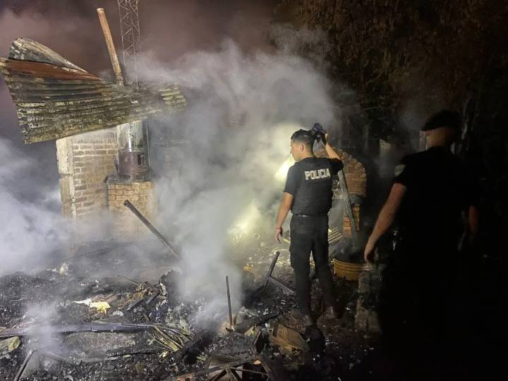Incendio redujo a escombros una vivienda en el barrio Mondo de Campo Viera