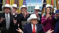 VIDEO: Trump se prueba un sombrero de vaquero en el Salón Oval