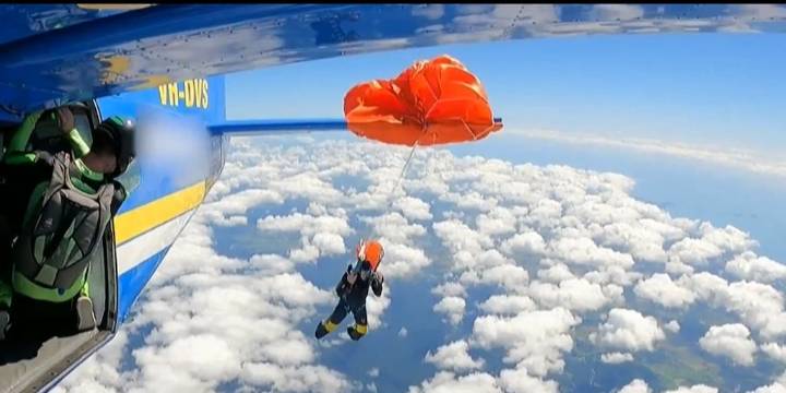 Terror en el aire: un paracaidista quedó colgado de la cola del avión en pleno salto