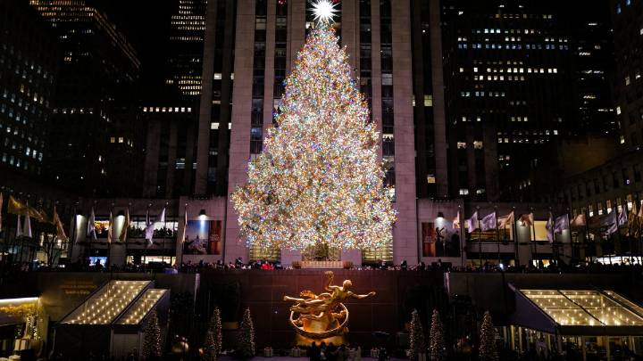 Iluminan el árbol de Navidad del Rockefeller Center