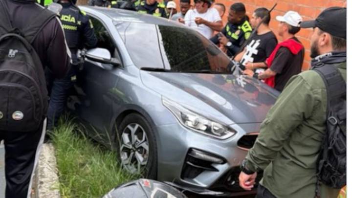 Reportan ataque sicarial en la Avenida Cañasgordas, en Cali; motorizados habrían disparado contra un vehículo gris