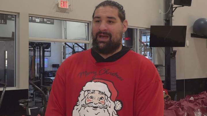 Former NFL player gives out holiday meals to Knoxvillians in need