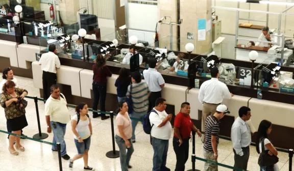 Los bancarios acordaron un nuevo aumento y el sueldo inicial supera los $2 millones