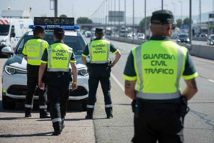 Detenido un conductor por circular por la A-7 en Algeciras con un 'rider' sobre el capó de su coche tras una discusión