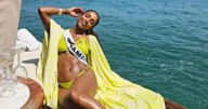 Miss Jamaica reaparece en silla de ruedas tras grave accidente en Miss Universo 2025