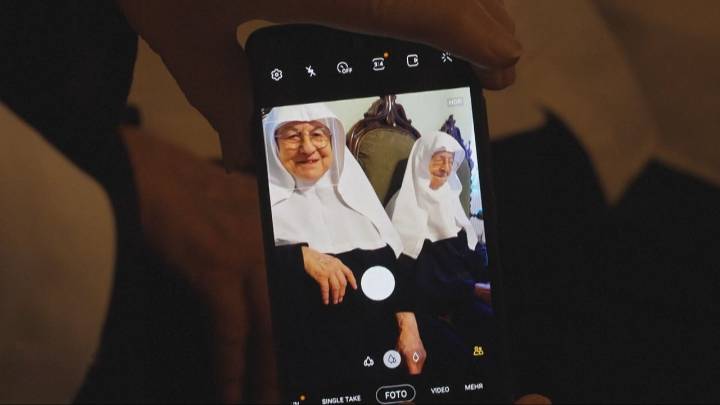 Las hermanas Goldstein desafían al Vaticano: ocupan su convento y triunfan en Instagram