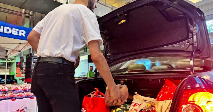 Multitudinaria entrega de canastas navideñas ilumina el LoanDepot Park de Miami