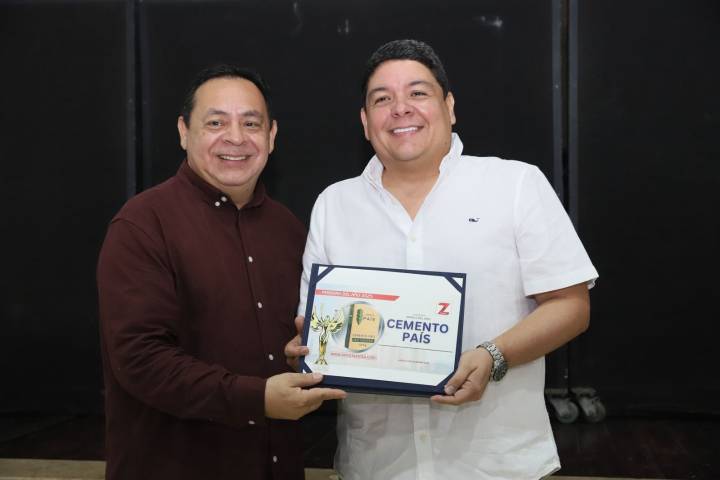 Cemento País recibe el galardón Marca del Año 2025 de la Revista Zetta