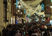 Vecinos y turistas colapsan el centro de León durante el puente
