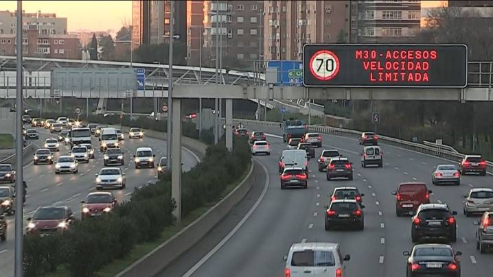 Cuenta atrás para el adiós a la circulación de 300.000 coches sin etiqueta