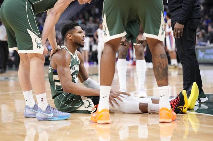 Deadspin | Report: Bucks F Giannis Antetokounmpo (calf) out 2-4 weeks