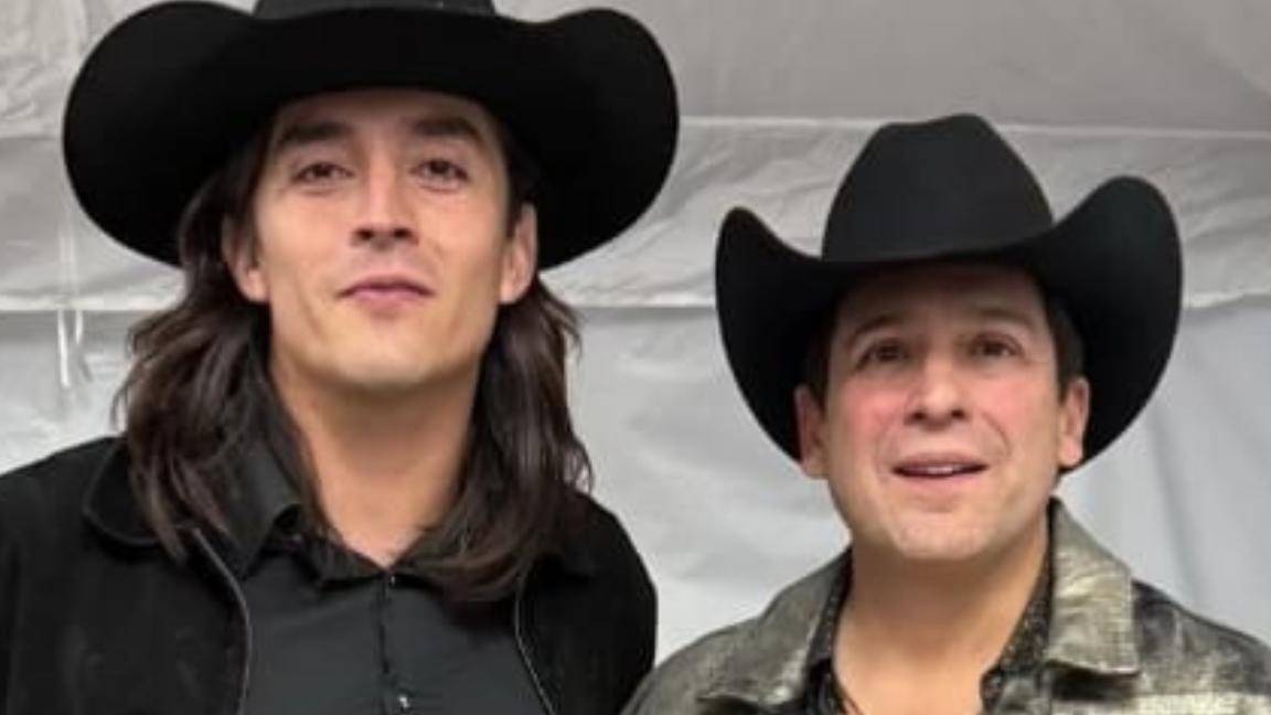 Carlos Acevedo convive y recibe saludo especial de Bobby Pulido durante concierto en Saltillo