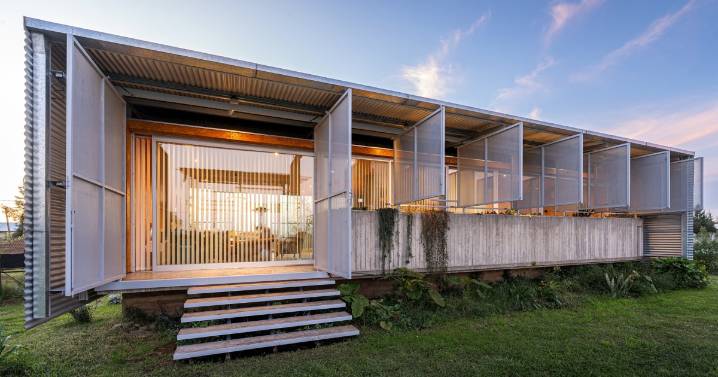 Una inspiradora casa de campo, integrada al entorno rural y de bajo costo