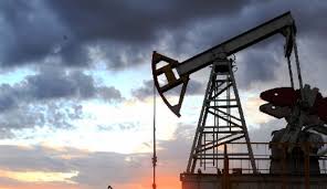 Precios del petróleo se mantienen estables ante expectativa sobre la Federal Reserve (Fed) y avances de paz en Ucrania