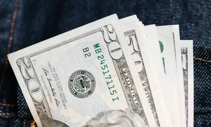 Precio del dólar del 12 de diciembre cerca de los 268 bolívares