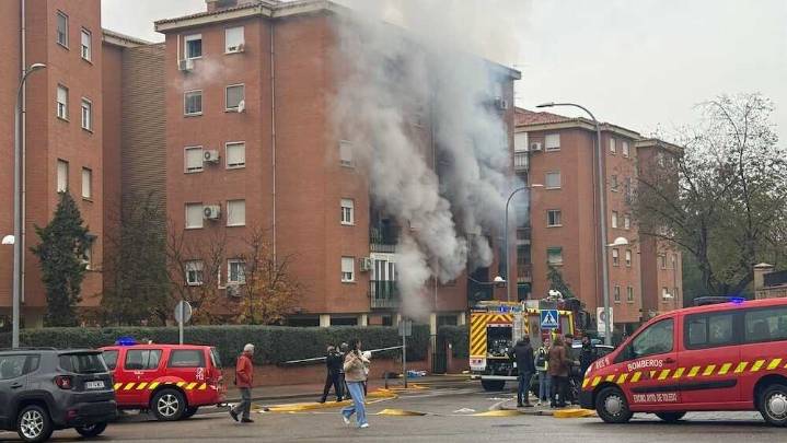Nueve afectados, entre ellos dos policías, en un incendio en un bloque de pisos