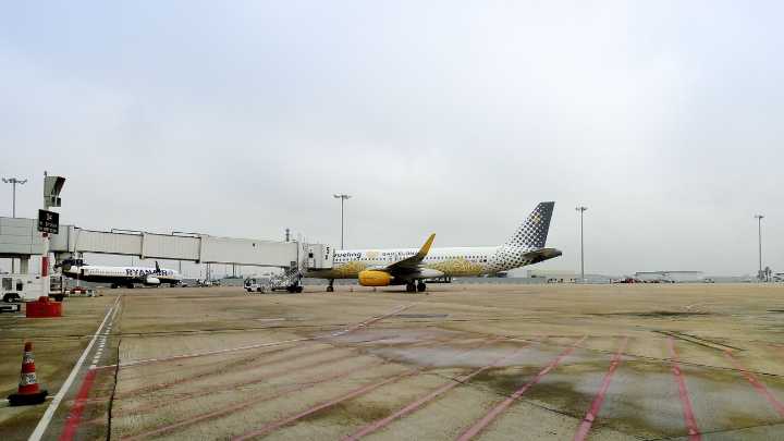 La baja visibilidad por niebla afecta a casi una veintena de vuelos en Andalucía este sábado