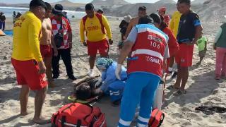 Rescatan a dos jóvenes arrastrados por corriente de retorno en playa Pozo de Lisas, en Ilo