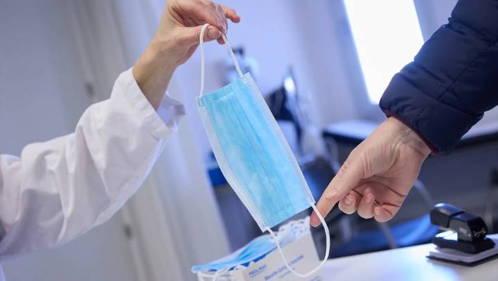 Sanidad recomienda el uso de mascarilla en centros sanitarios desde este lunes ante el fuerte repunte de la gripe