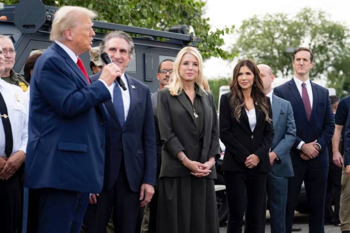 Pide Noem prohibir viajes a ciudadanos de 30 naciones por seguridad