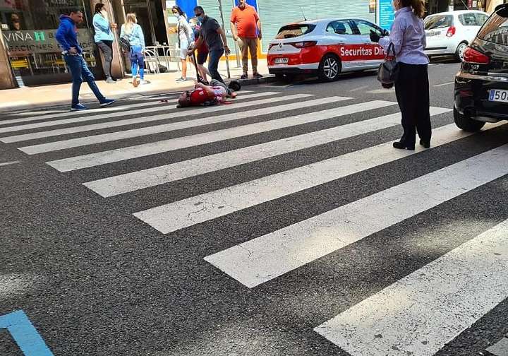 Un hombre de unos 40 años resulta herido al chocar su patinete contra un coche en León