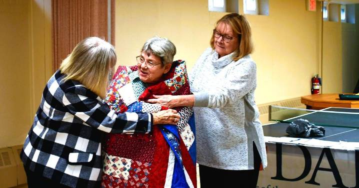 King accepts Quilt of Valor from DAR ‘for all women who’ve served in the military’