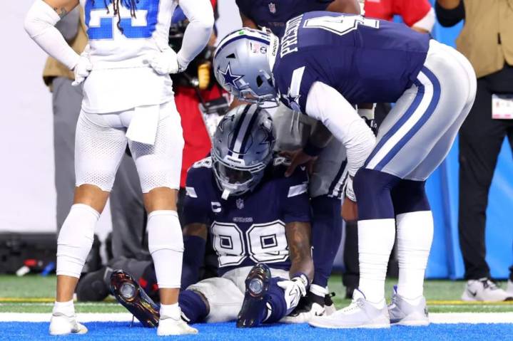 Cowboys' CeeDee Lamb exits 'TNF' battle with concussion