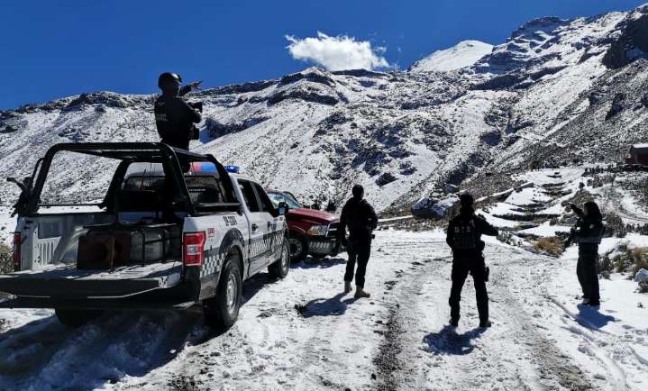 Rescatan con vida a 11 alpinistas extraviados en el Pico de Orizaba