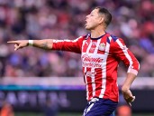 ¡El villano de Chivas! 'Chicharito' vuela penal crucial