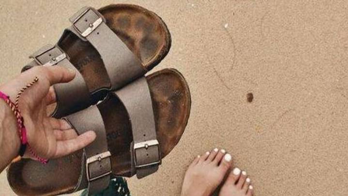 Ni jabón ni lavarropas: cómo quitar las huellas de sudor de tus sandalias en un minuto