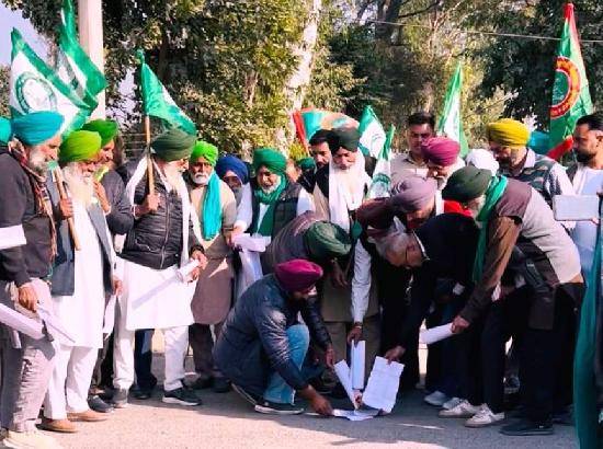 Strong opposition to Centre’s policies by SKM; burn Electricity Amendment and Seed Bills [ FULL VIEW ]