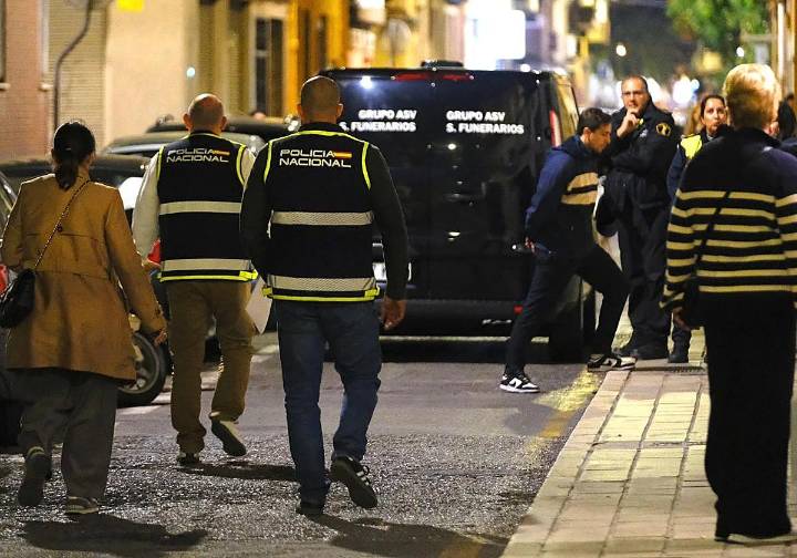 Hallan en una vivienda de Alicante el cadáver de una mujer apuñalada y el de un hombre ahorcado
